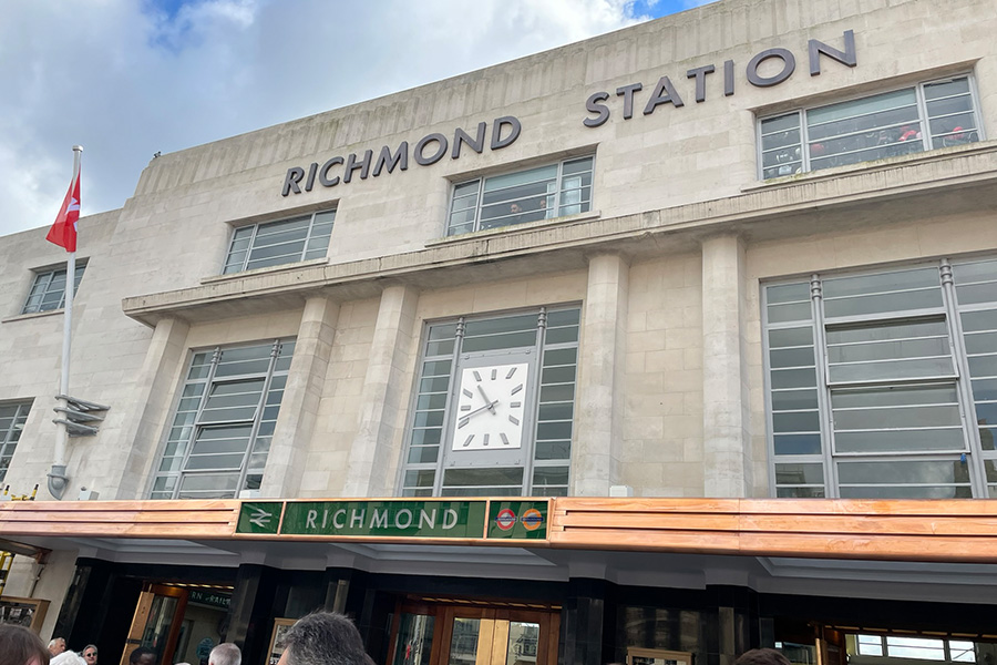 An image of the façade of Richmond station after it has been cleaned by Thomann-Hanry®